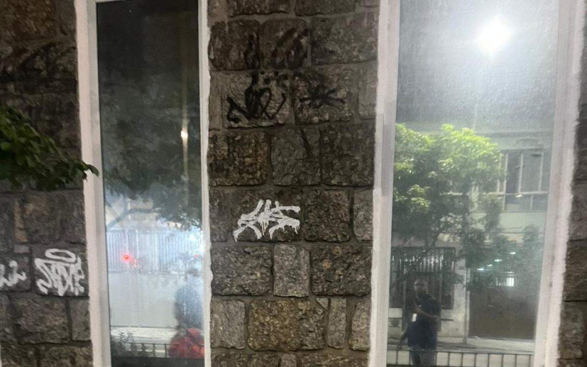 Agentes da Seop prendem homem por pichar muro na Rua Tonelero, em Copacabana - Seop