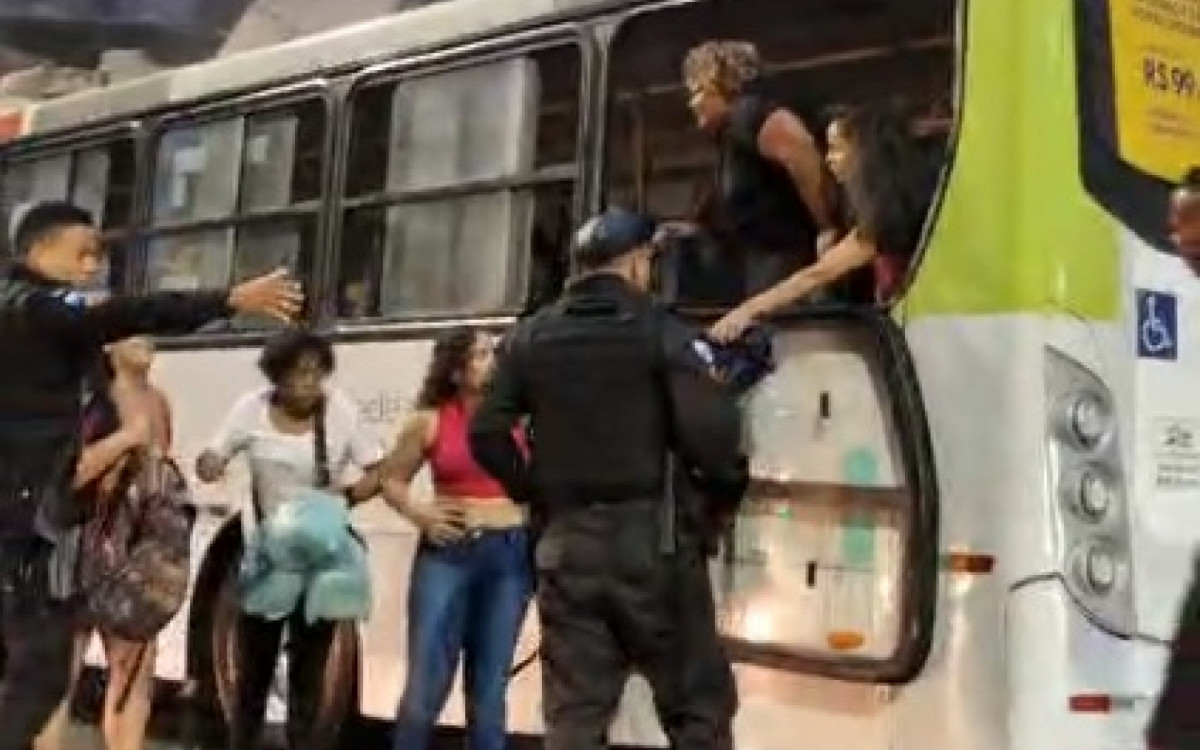 Ônibus perdeu a direção e derrubou uma casa na Rua Barão do Bom Retiro, no Engenho Novo, Zona Norte