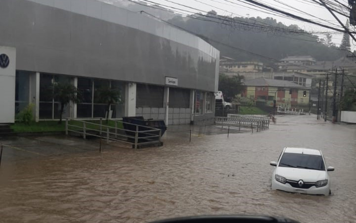 Rua Coronel Veiga foi interditada.