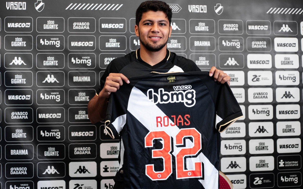 Robert Rojas, que vestirá a camisa 32, já está com os companheiros de Vasco no Uruguai - Leandro Amorim / Vasco