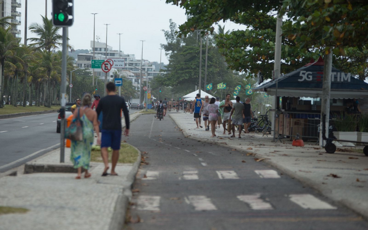 Movimentação na Praia da Barra, Zona Oeste do Rio, neste sábado (13)