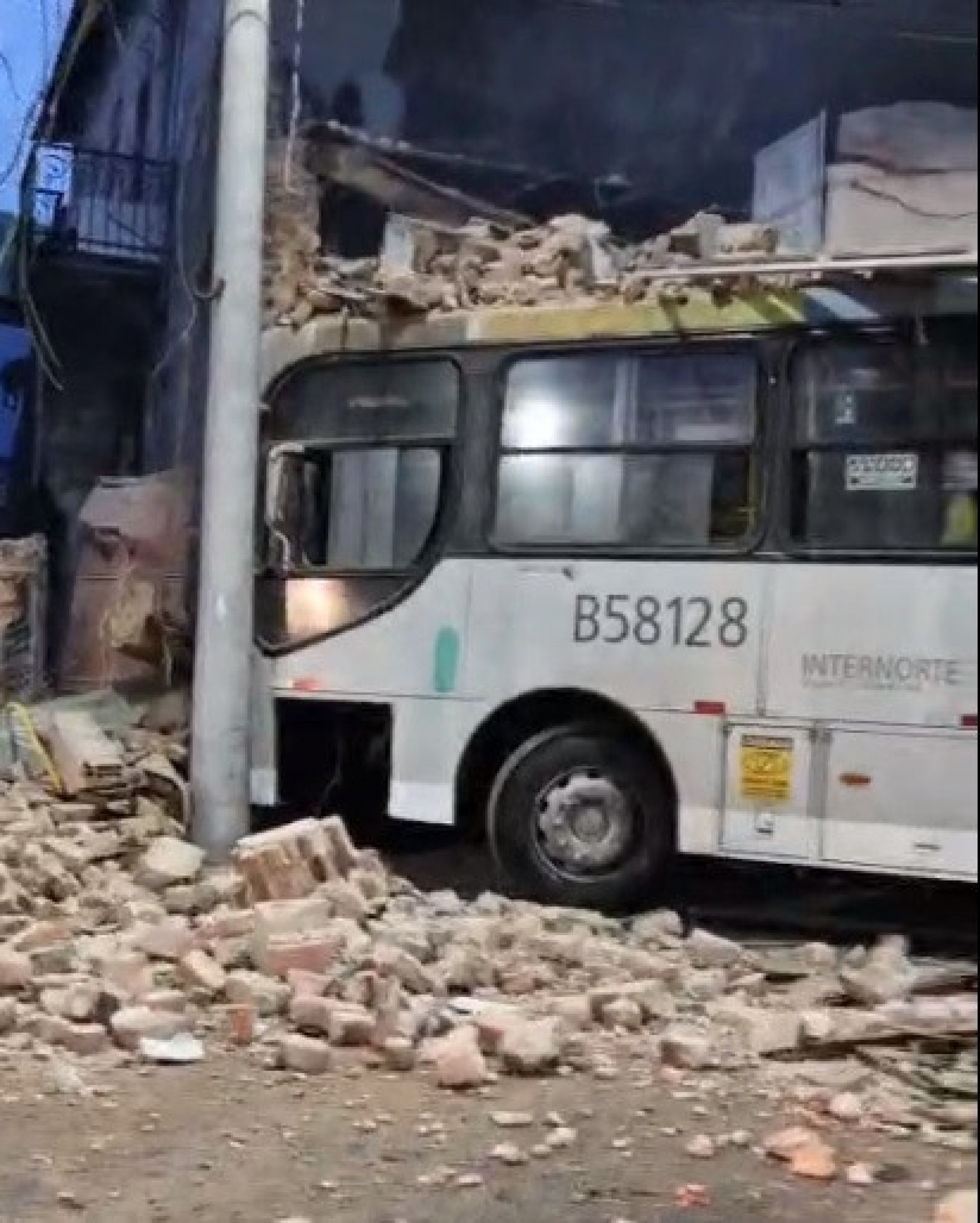 Ônibus perdeu a direção e derrubou uma casa na Rua Barão do Bom Retiro, no Engenho Novo, Zona Norte