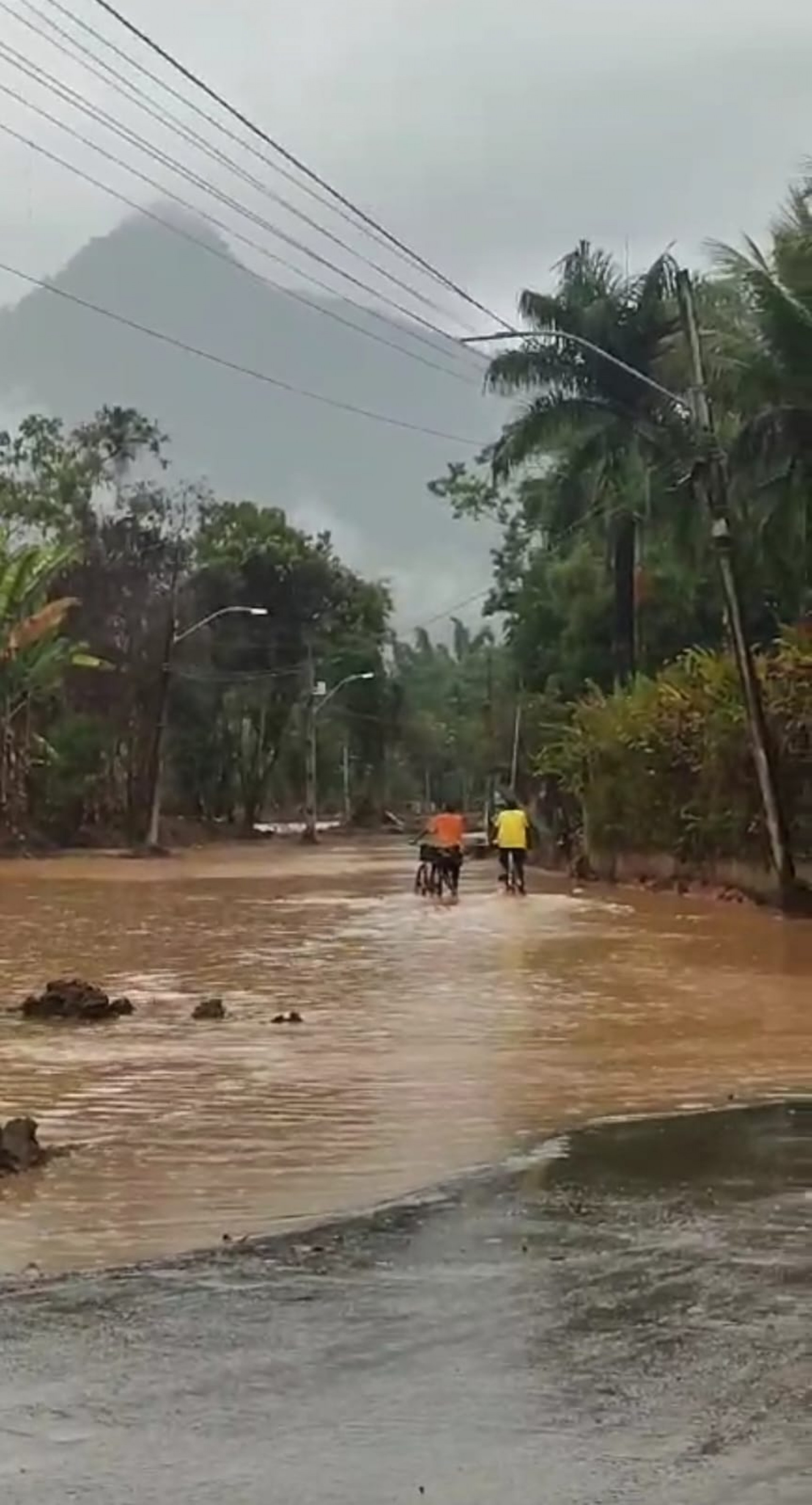 Estrada Beira Rio, chuva moderada e rápida no início de janeiro deste ano. O acesso que vai para aldeia indígena foi um dos mais atingidos  em menos de um mês, com a chuva de dezembro do ano passado que matou dois idosos no bairro