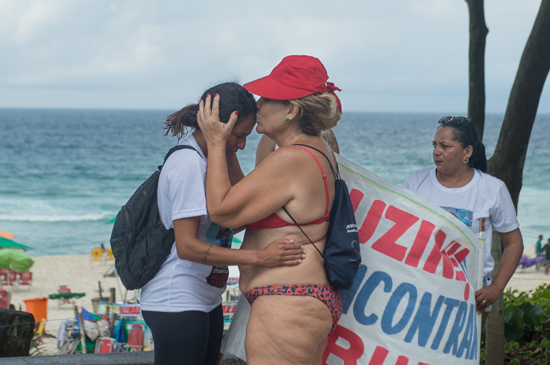 Marize Ara&uacute;jo, m&atilde;e de Edson Davi, recebe apoio durante protesto realizado no &uacute;ltimo s&aacute;bado (13) na Praia da Barra da Tijuca
 - Arquivo / Armando Paiva / Ag&ecirc;ncia&nbsp;O&nbsp;Dia