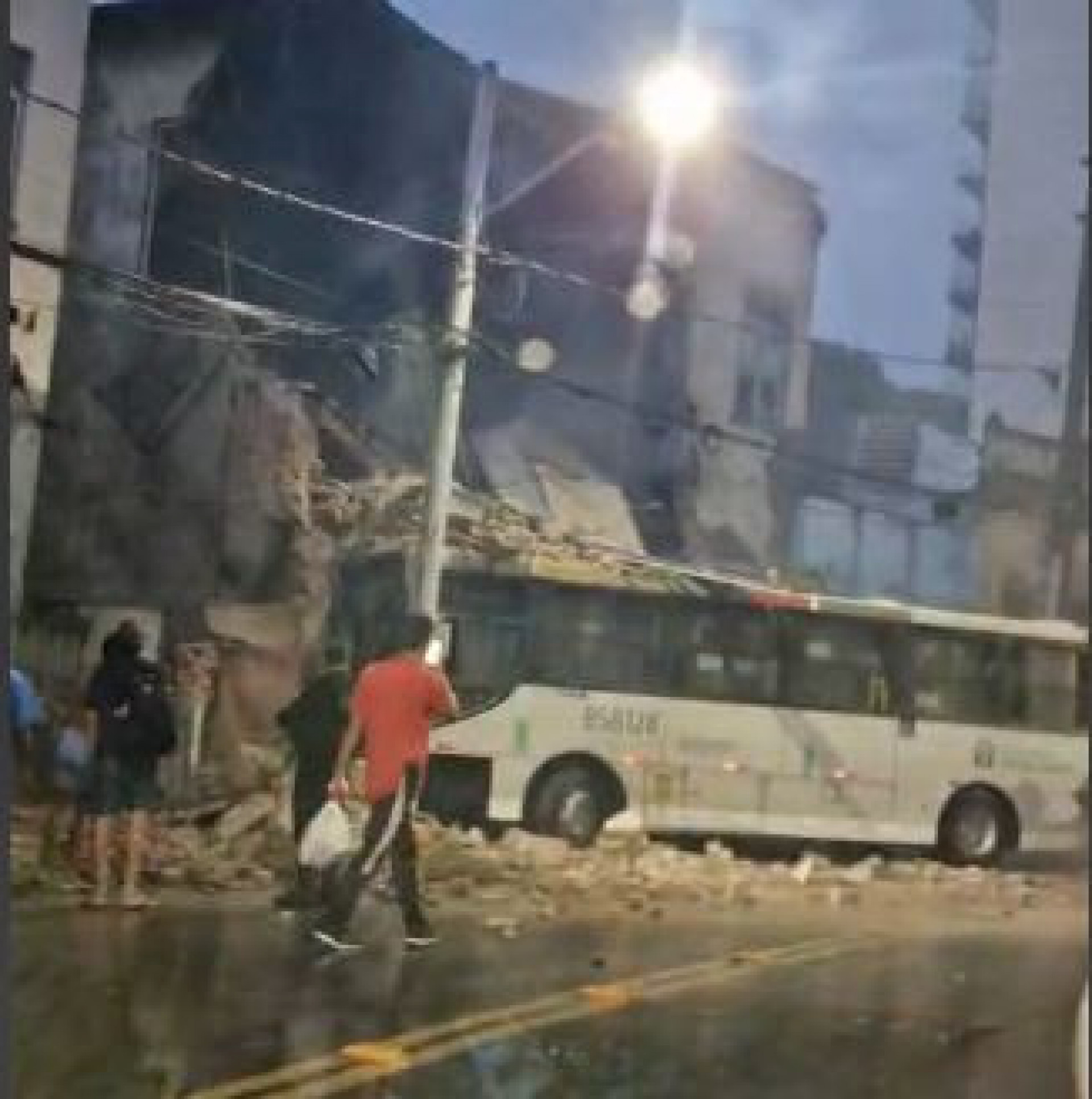 O ônibus colidiu com um muro no Engenho Novo