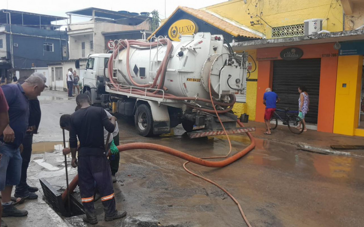 Retroescavadeiras e caminhões estão sendo utilizados para a desobstrução das vias públicas