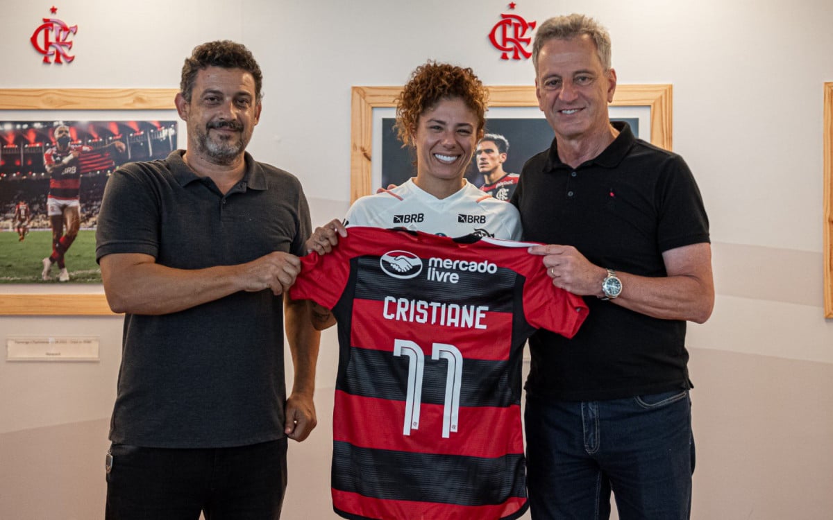 Cristiane recebeu a camisa 11 do Flamengo do presidente, Rodolfo Landim (D), e do vice de futebol feminino, Vitor Zanelli 