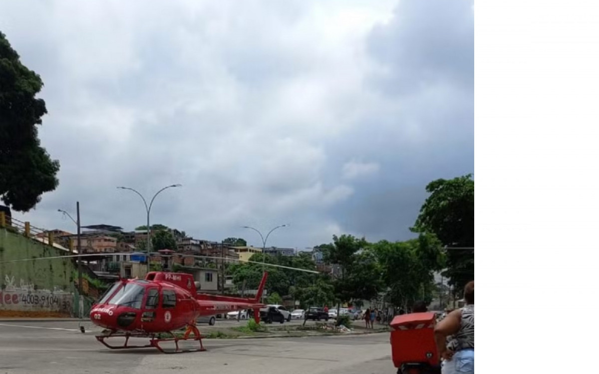 Mulher cai de um carro em movimento em Duque de Caxias