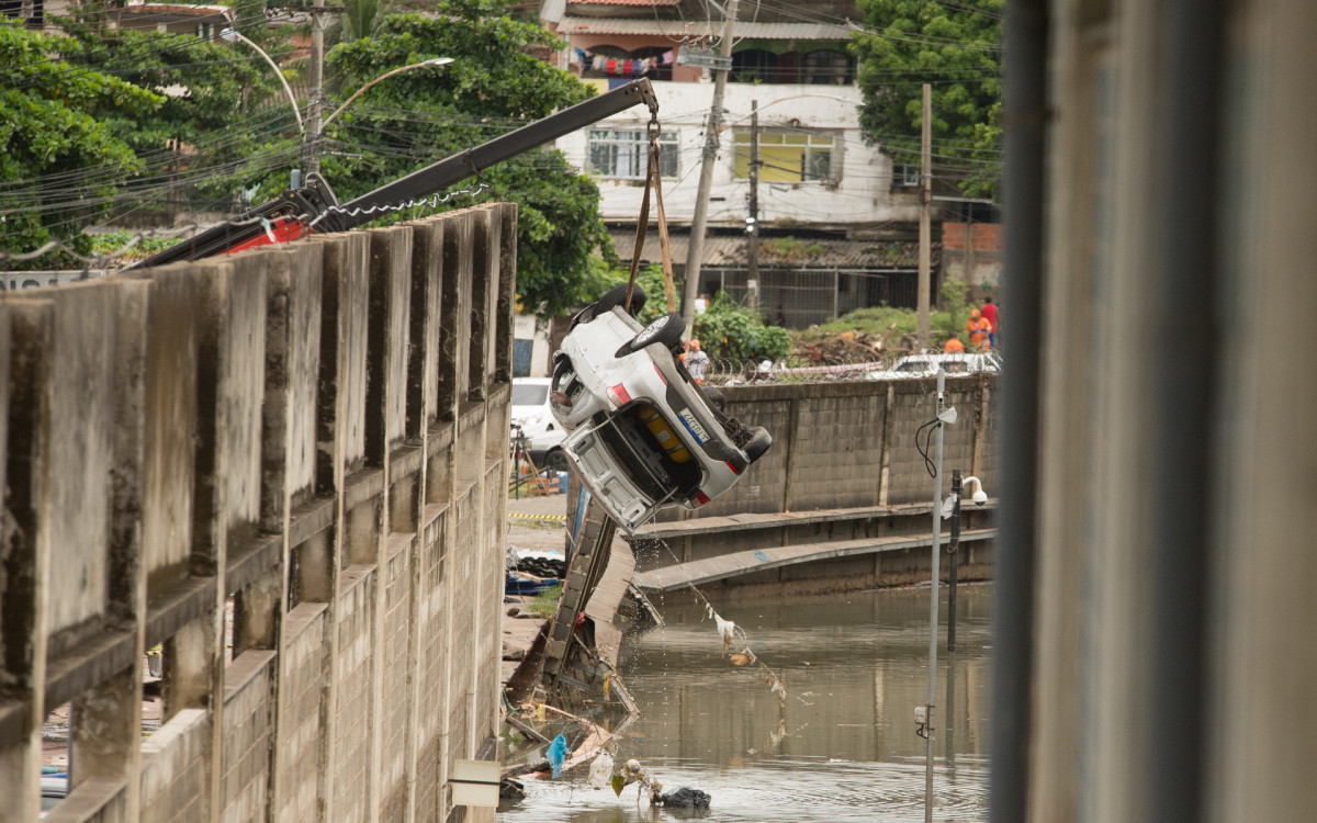 Corro retirado dos trilhos do metrô, estação Fazenda Botafogo/Acari. Fotos: Armando Paiva