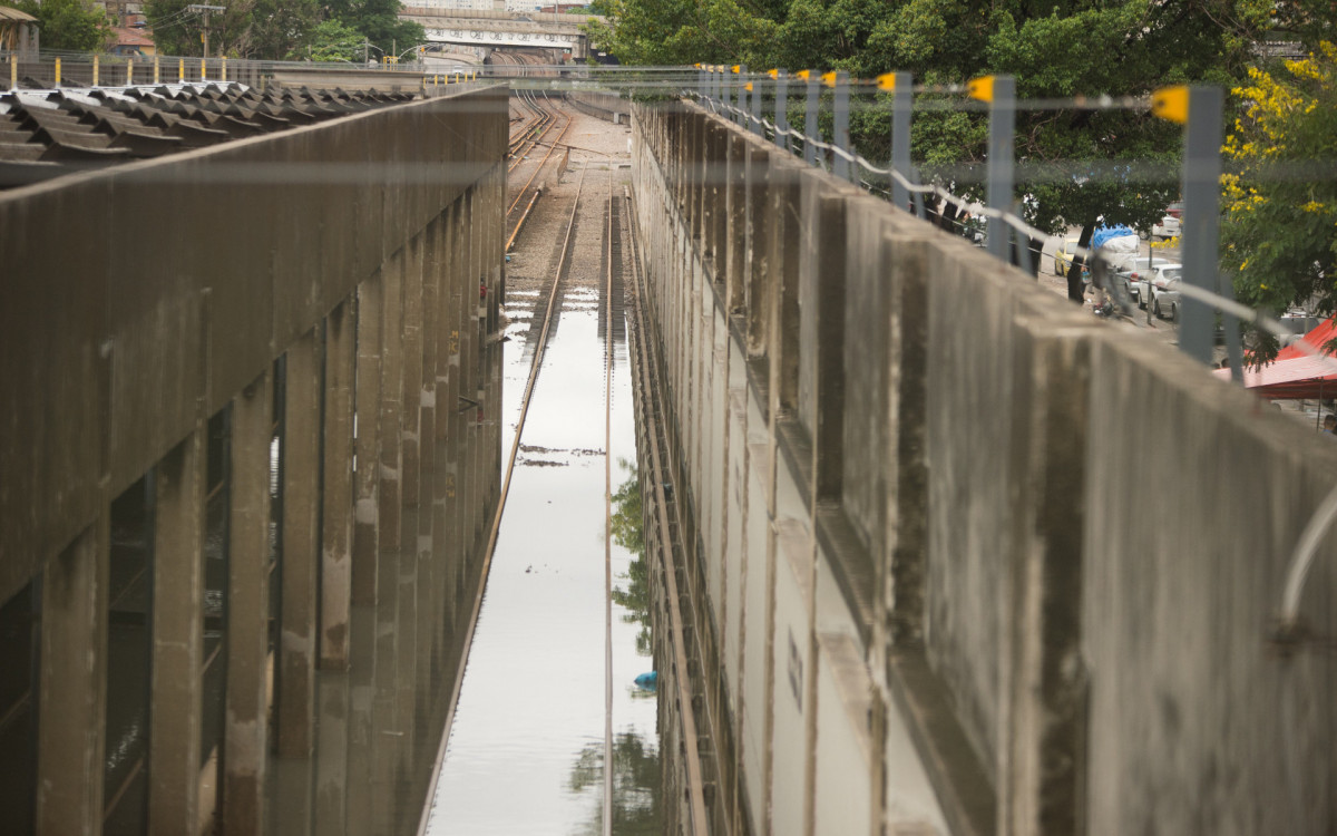 Trilhos amanheceram completamente alagados na altura da estação Acari/Fazenda Botafogo neste domingo