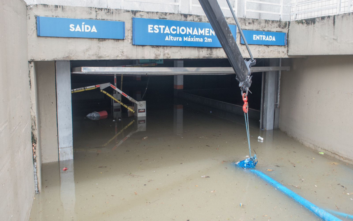 Na foto, o subsolo do Hospital Ronaldo Gazolla, em Acari, alagado pelas chuvas