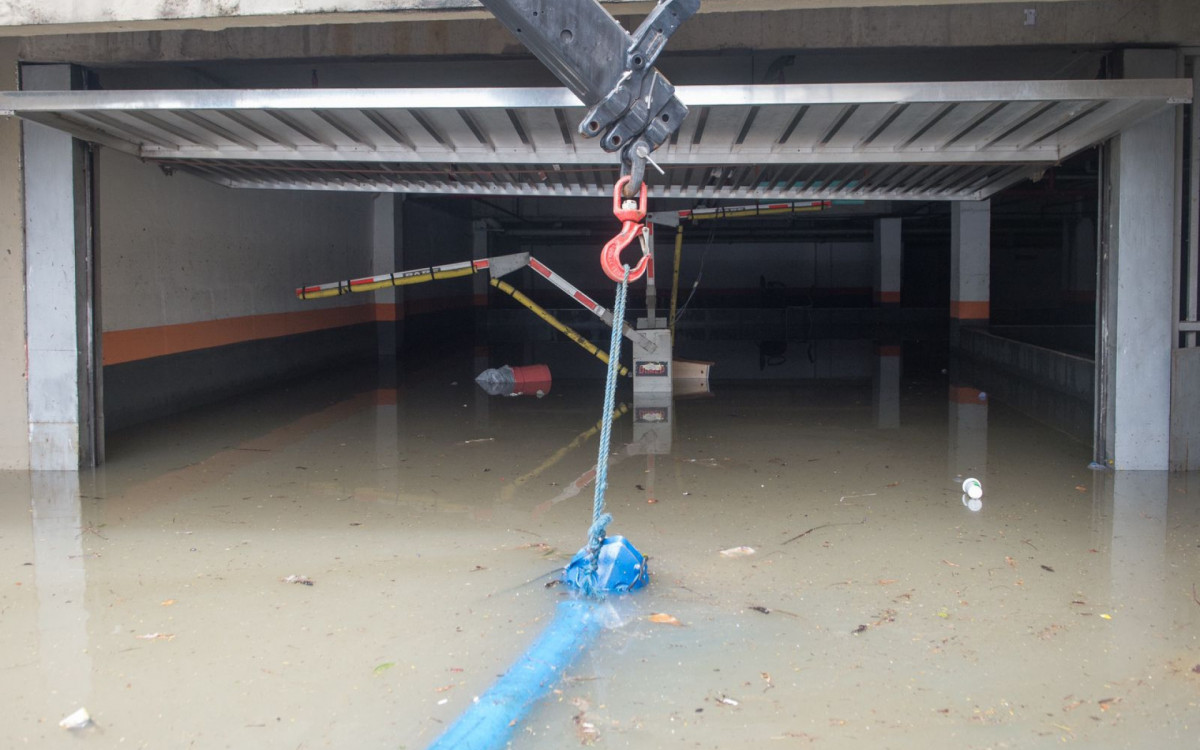 Na foto, o subsolo do Hospital Ronaldo Gazolla, em Acari, alagado pelas chuvas - Armando Paiva/Agência O DIA