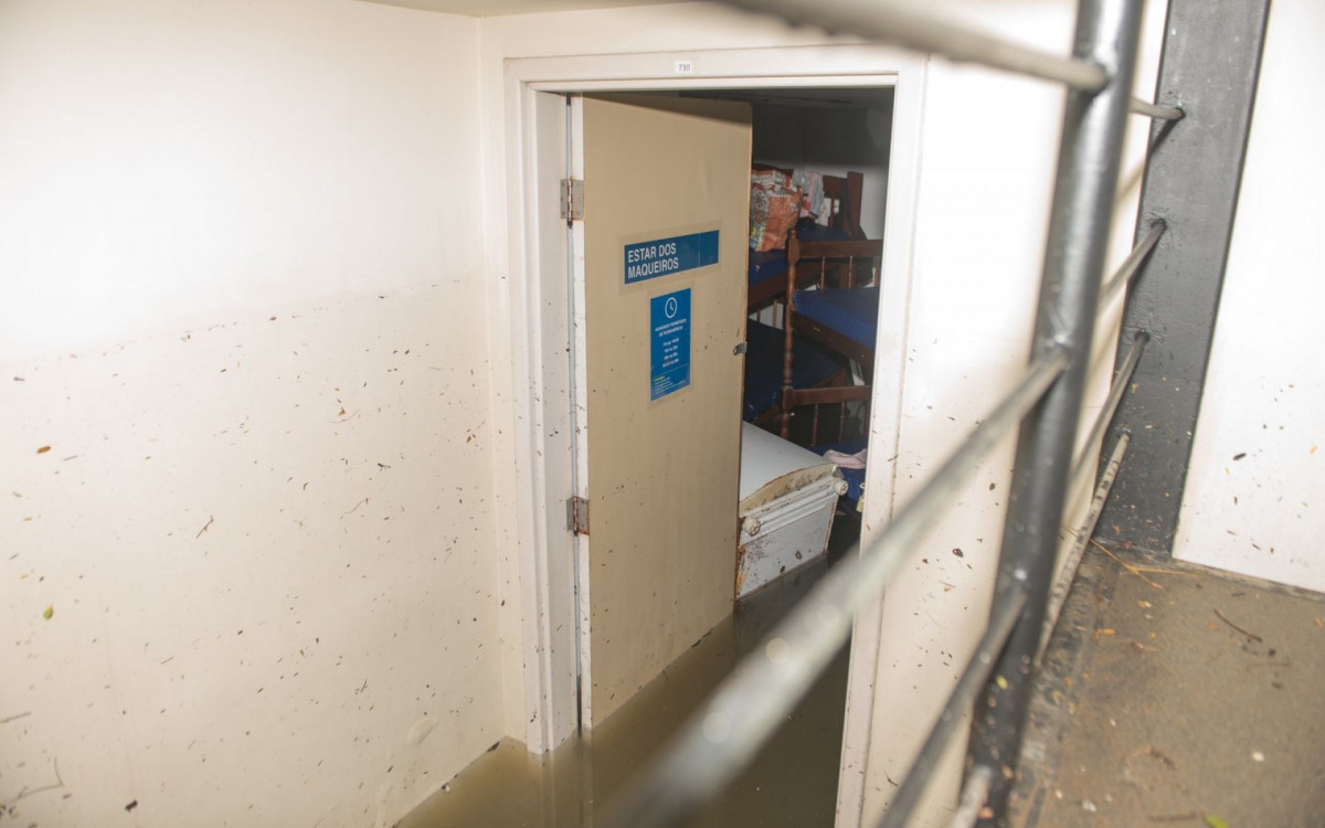 Na foto, o subsolo do Hospital Ronaldo Gazolla, em Acari, alagado pelas chuvas