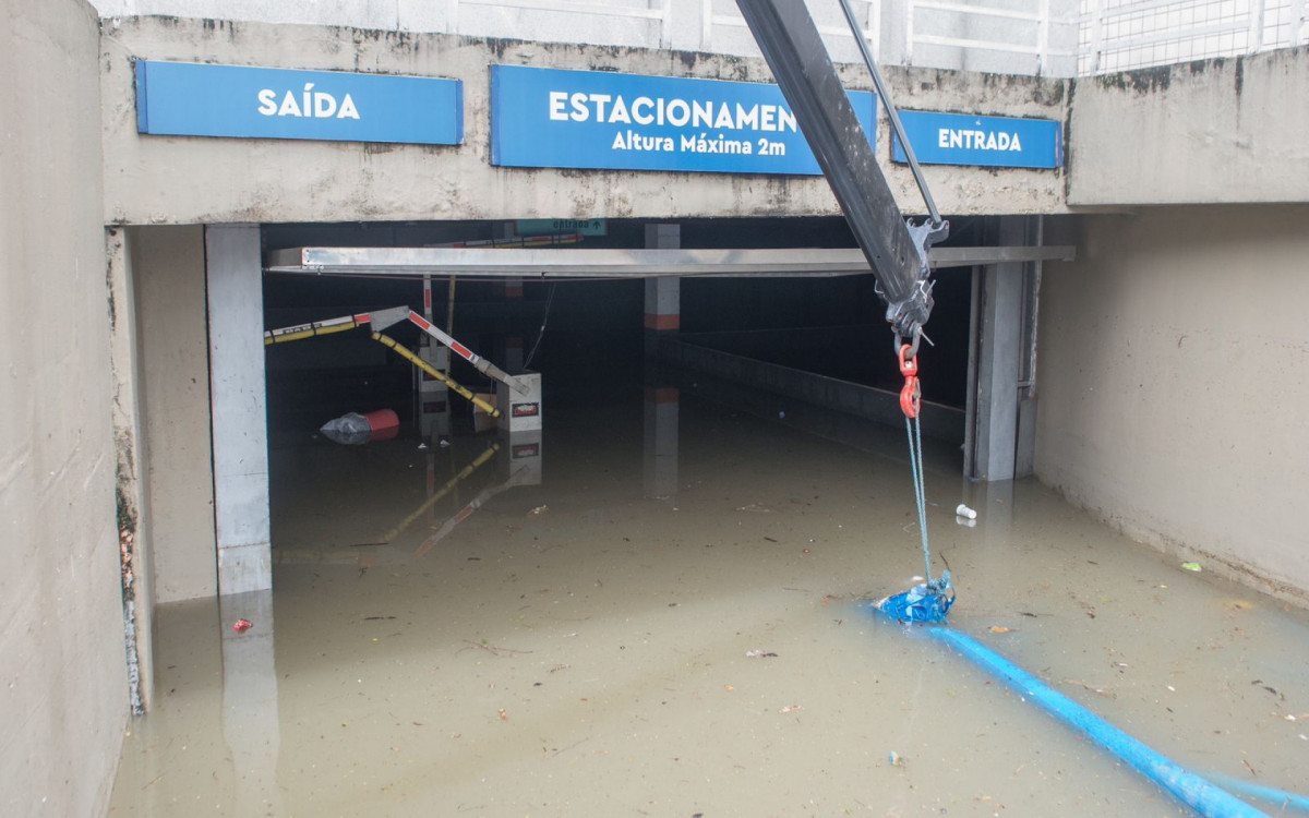 Carros que estavam no estacionamento do hospital ficaram submersos  - Armando Paiva / Agência O Dia