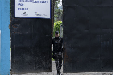Mais de 40 agentes carcerários feitos reféns são libertados no Equador