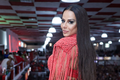 Viviane Araújo arrasa em ensaio do Salgueiro e recebe homenagem da velha guarda