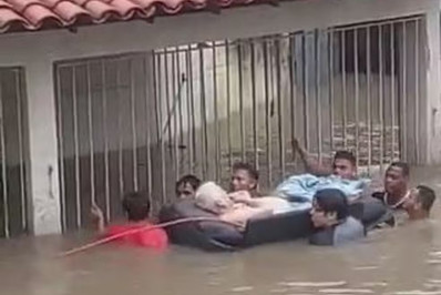Vídeo: Idoso é resgatado com um colchão em Jardim América