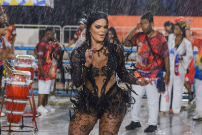 Debaixo de chuva, Juliana Souza samba descalça em ensaio técnico da União da Ilha