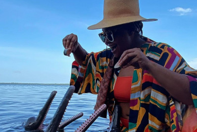 Gaby Amarantos tem encontro com botos durante férias no Pará: 'Musa da Amazônia'