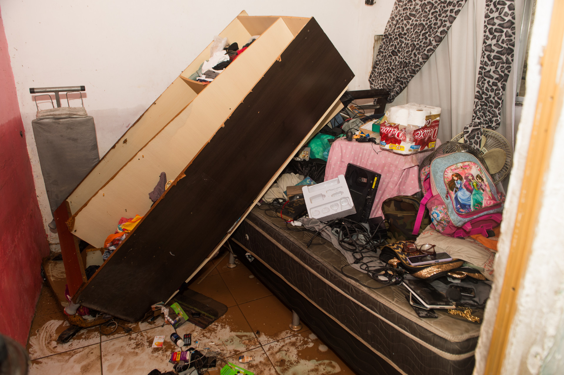 Casas  atingidas pelas águas da chuva da madrugada de sábado(13). Foto: Armando Paiva/Agência O Dia - Armando Paiva/Agência O Dia                                    