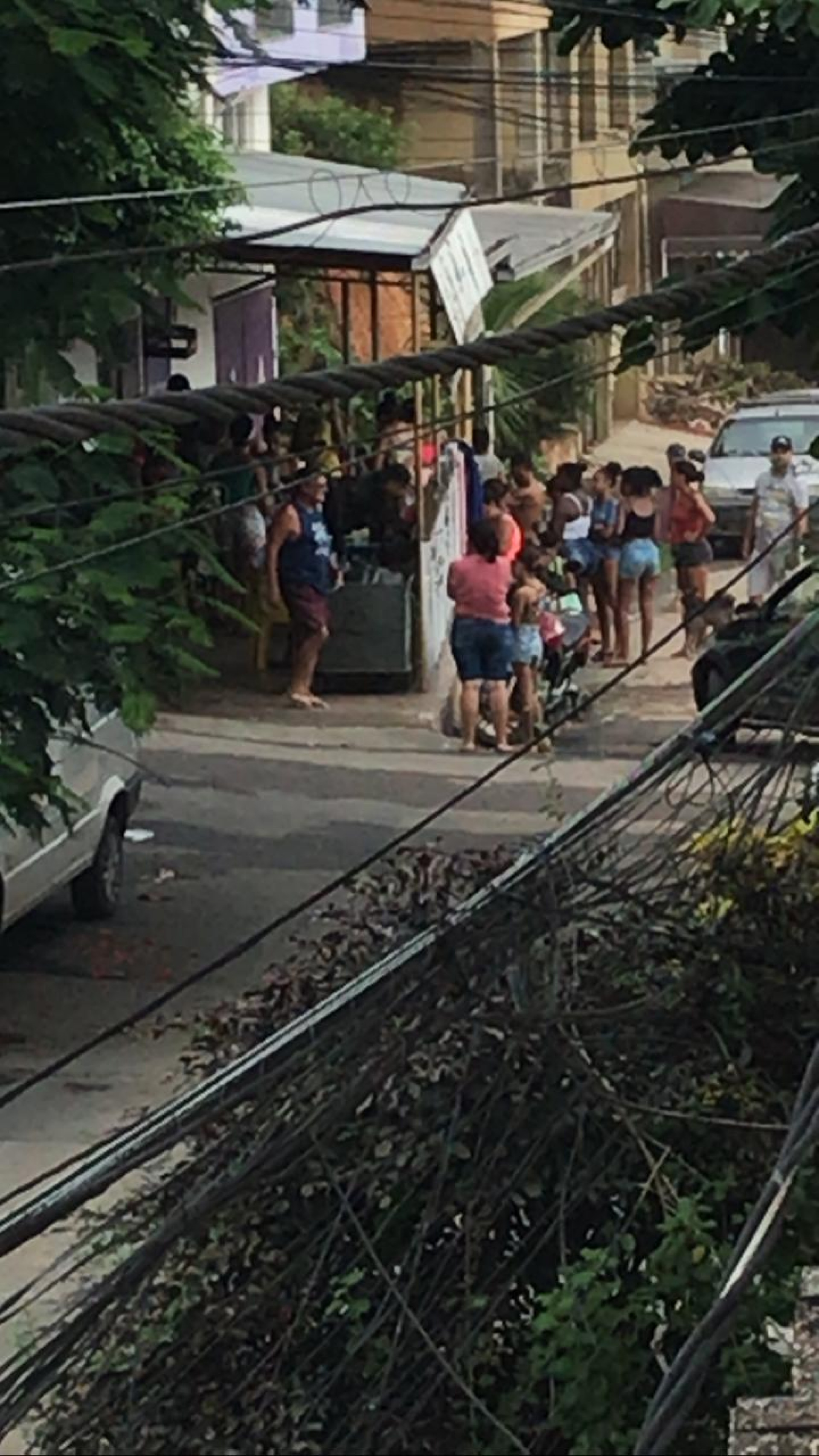 Na foto, a população de Meriti afetada pelas chuvas buscando doações no ponto de coleta do bairro São Mateus - Divulgação