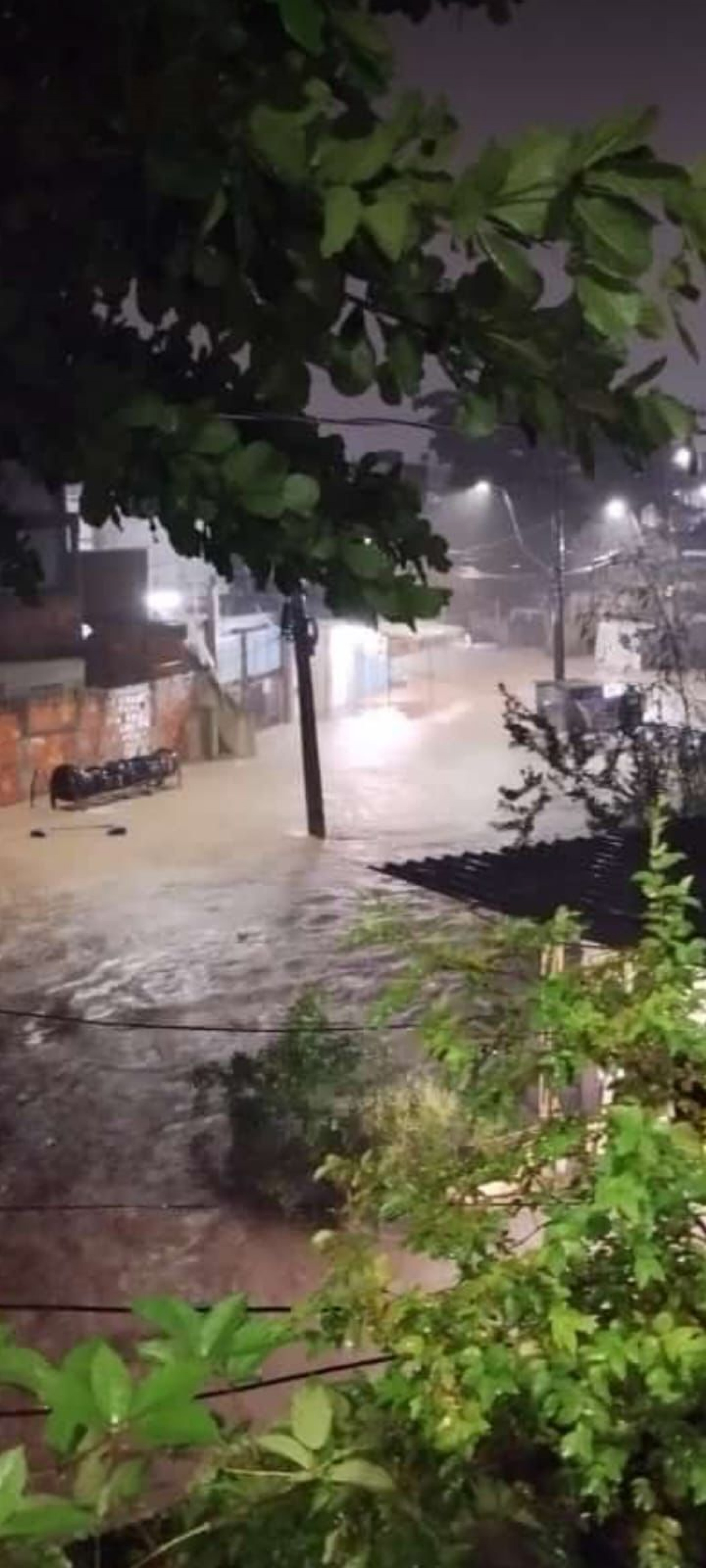 Chuva forte em São João de Meriti causou diversos enchentes na cidade, deixando mortos - Divulgação