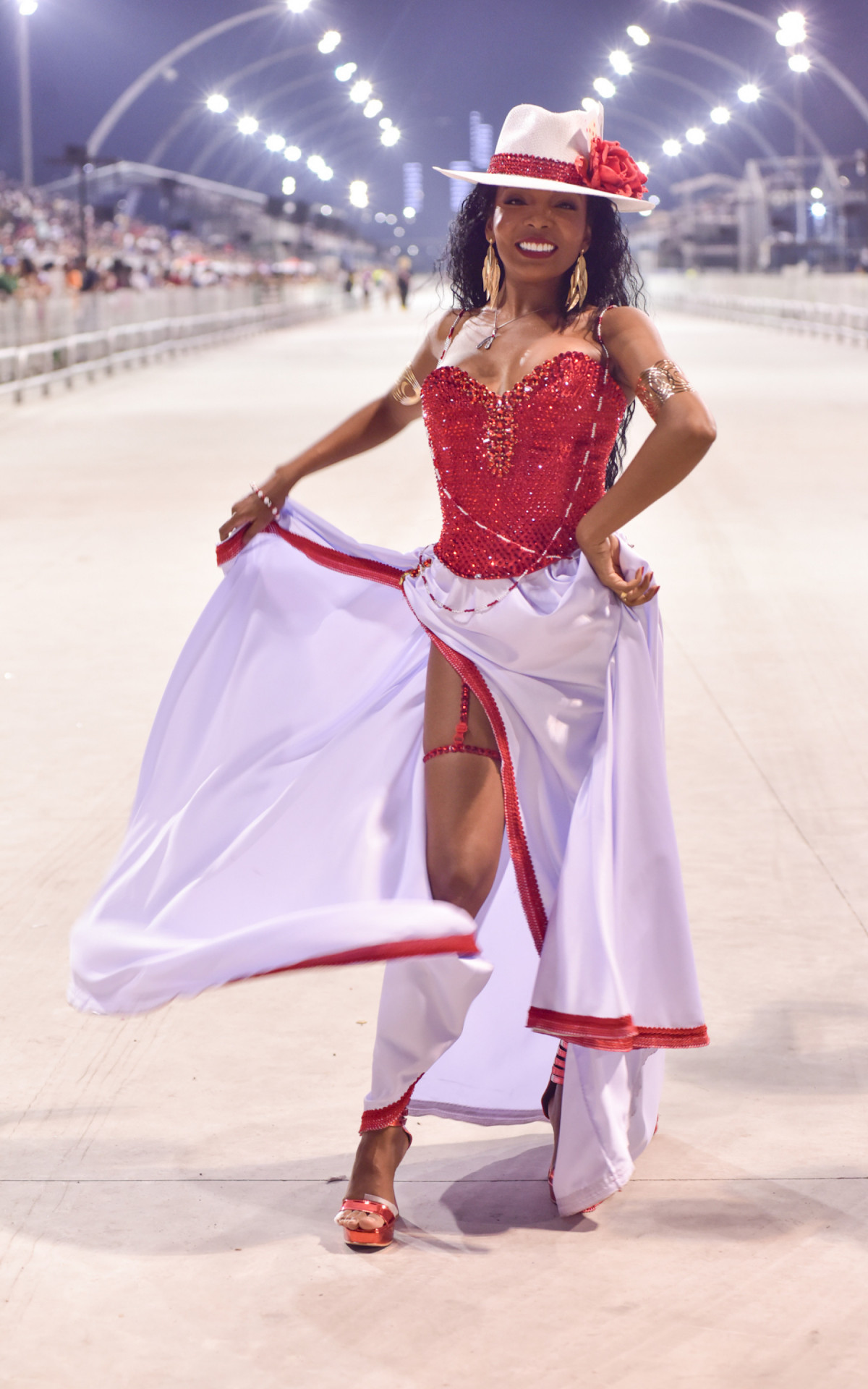 Thelma Assis como Maria Navalha durante ensaio técnico da Mocidade Alegre, em São Paulo