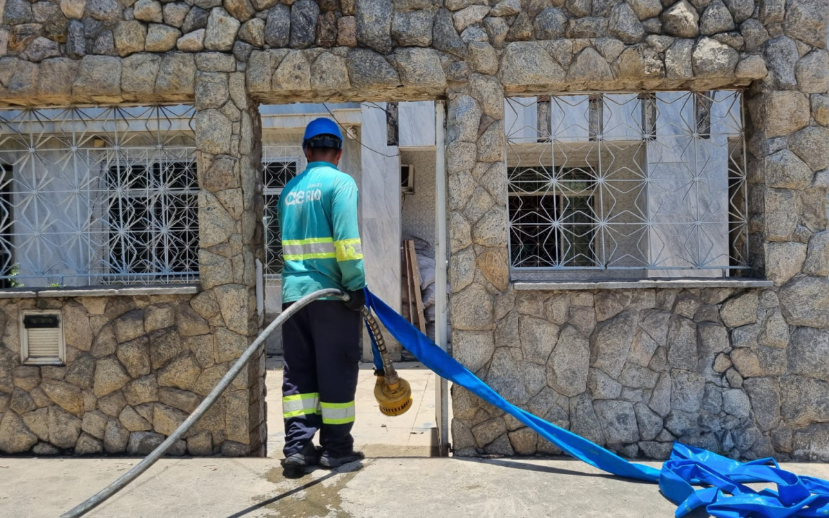 Os profissionais da Águas do Rio atuam também na limpeza de residências