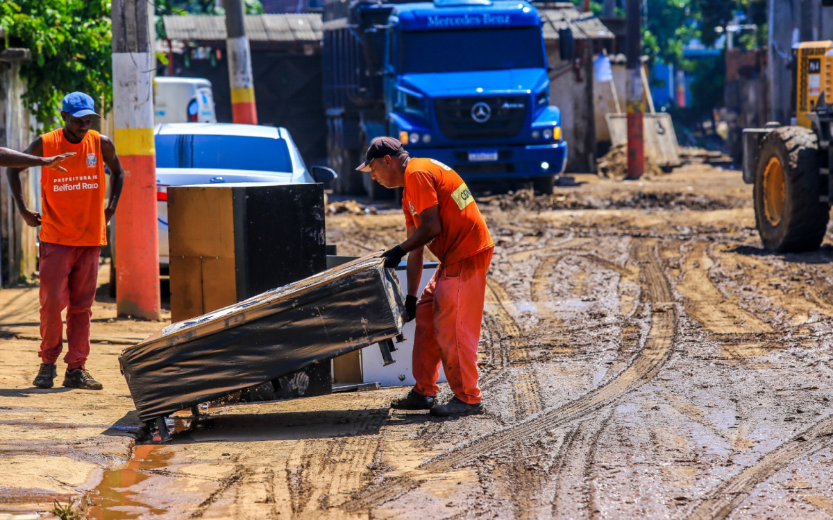 Durante todo o dia, funcionários da Prefeitura recolheram móveis que as pessoas perderam na chuva, além de outros objetos