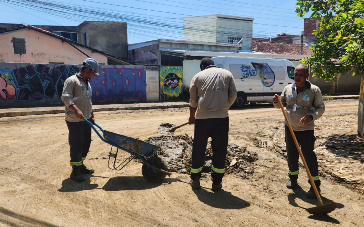 Os funcionários da Águas do Rio atuando na limpeza de ruas
