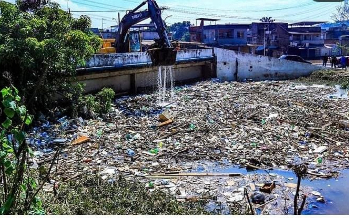 Lixos e entulhos bloqueiam fluxo da água no Rio Botas, em Belford Roxo, nesta segunda-feira (15) - Reprodução