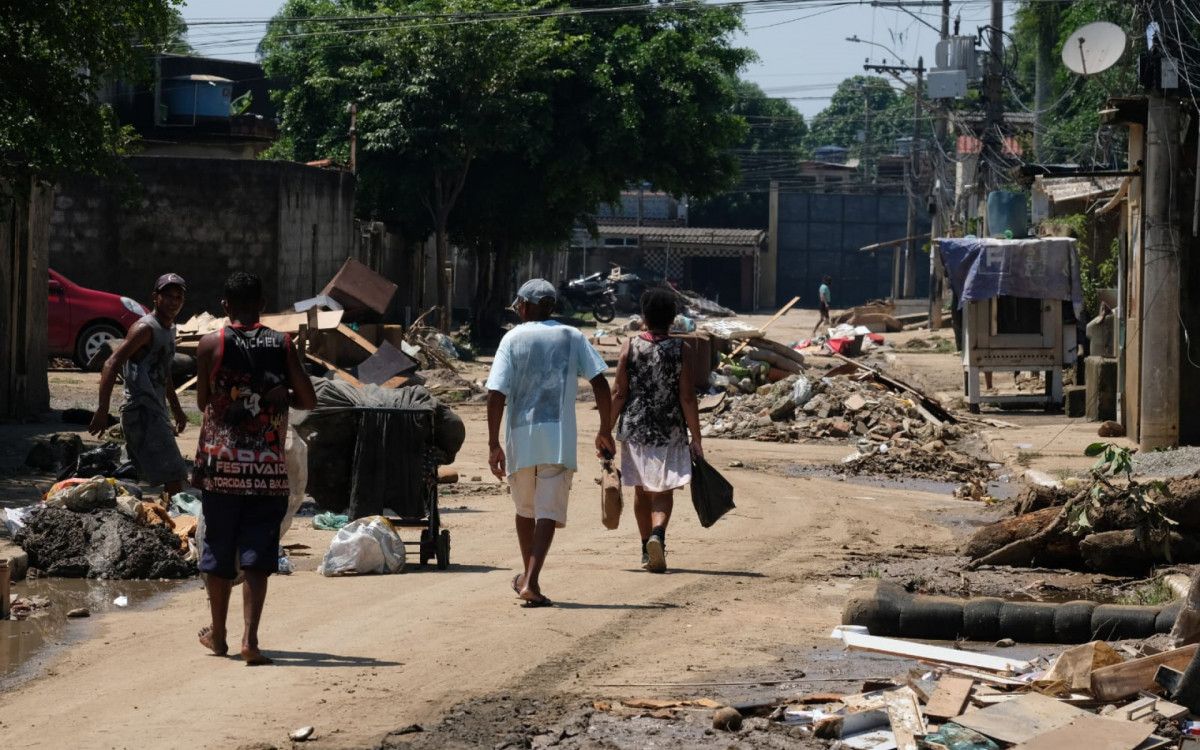 Moradores de Belford Roxo tentam retomar rotina após fim de semana de fortes chuvas - Pedro Ivo/Agência O Dia