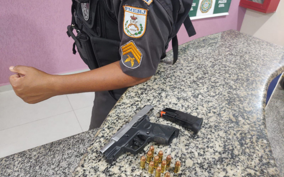 Policiais revistaram o autor das ameaças e encontraram na cintura dele uma pistola .40, com 11 munições - Divulgação/PMERJ