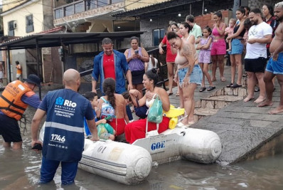 Mais de 100 pessoas são resgatadas e 51 veículos removidos das ruas após chuvas no Rio