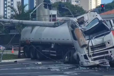 Motorista perde o controle de caminhão de combustível, bate em dois carros e morre em São Paulo