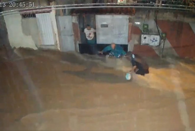 Vídeo mostra uma das vítimas fatais das chuvas sendo levada por correnteza em Nova Iguaçu