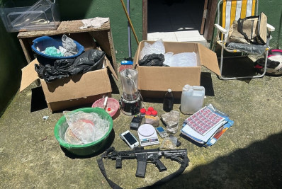 Polícia Militar apreende fuzil, drogas e materiais de preparo em Angra dos Reis