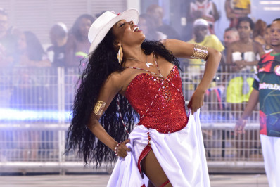 Thelma Assis usa fantasia de Maria Navalha durante ensaio técnico em SP