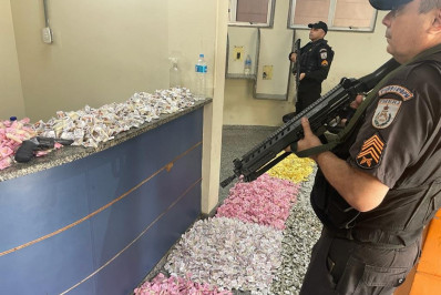 Após denúncia, PM apreende drogas e arma em Benfica