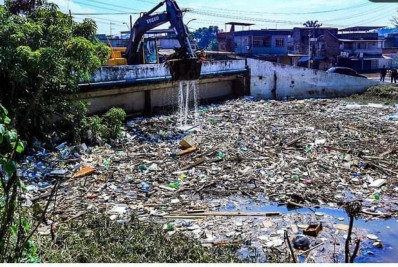 Rio onde mulher desapareceu em Belford Roxo está obstruído por lixo e entulhos