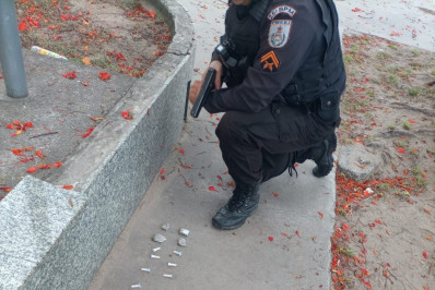 Polícia apreende drogas e rádio transmissor no Buraco do Boi, em Cabo Frio
