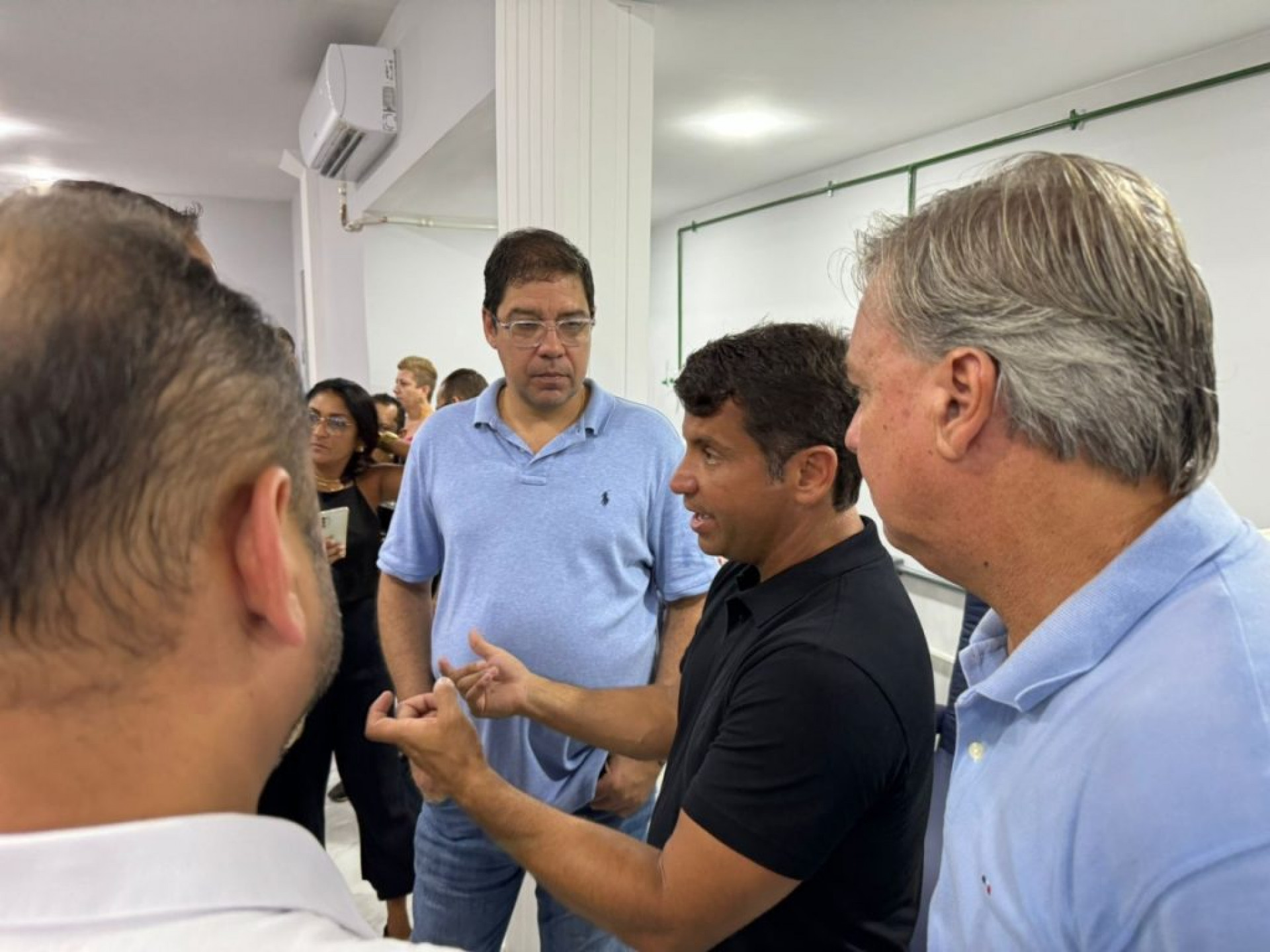 Deputado federal Dr. Luizinho (PP) em conversa com outras autoridades - Renata Cristiane 