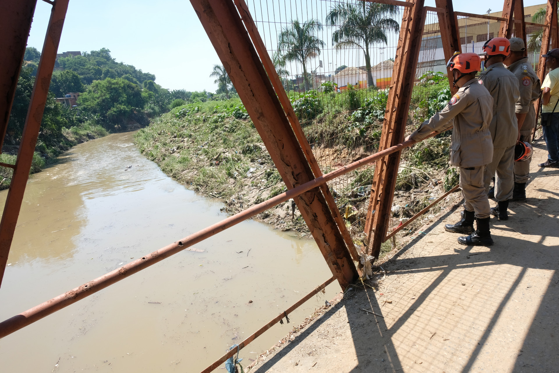 Bombeiros fazem busca por mulher desaparecida no Rio Botas em Belford Roxo após enchentes no fim de semana, nesta Segunda-feira (15). - Pedro Ivo/Agência O Dia