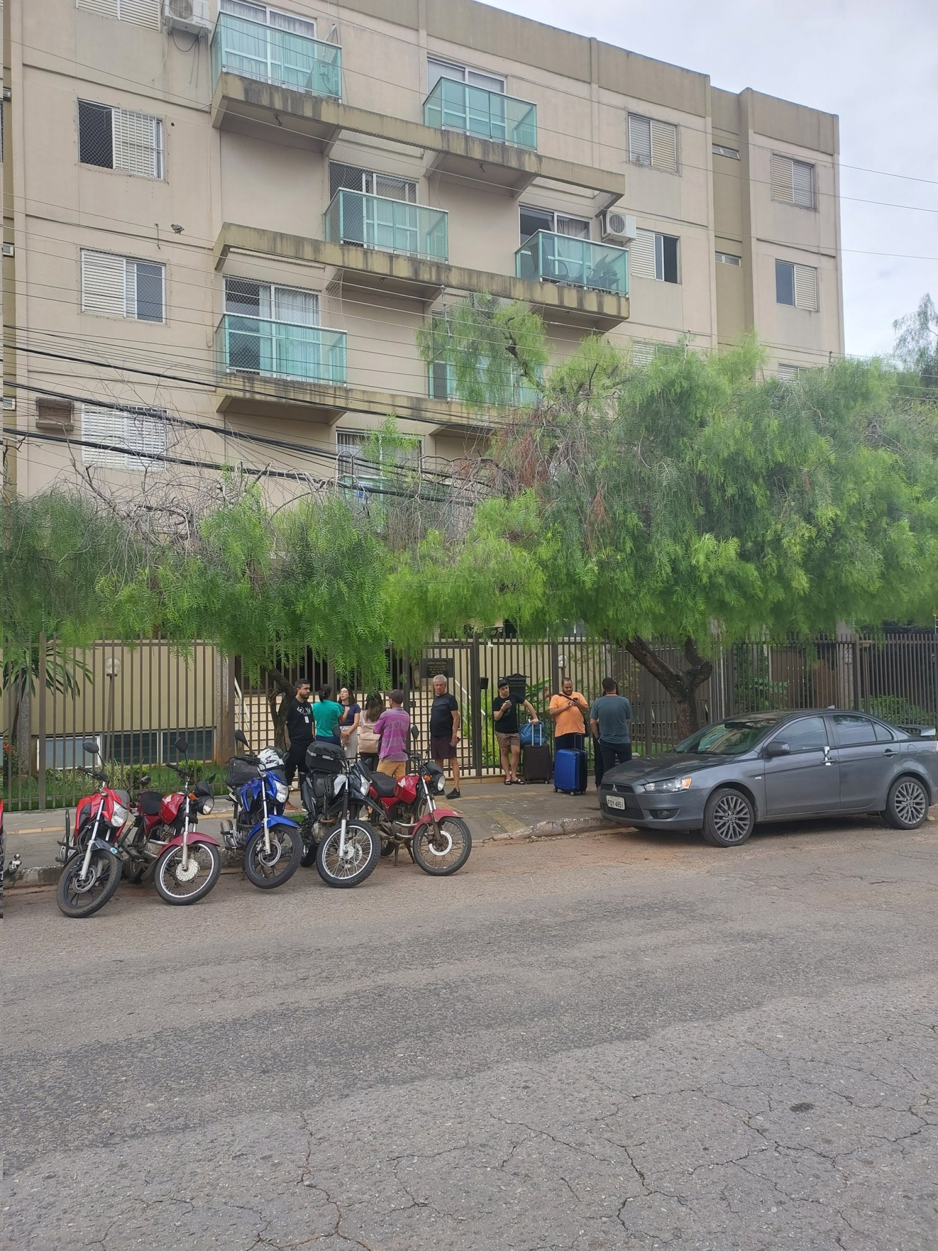 Moradores dos edifícios ao lado de cratera saem às pressas de apartamentos