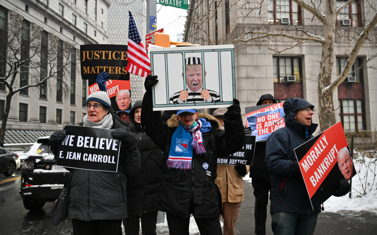 Manifestantes protestam contra Trump em frente a tribunal em Nova York - Angela Weiss/AFP