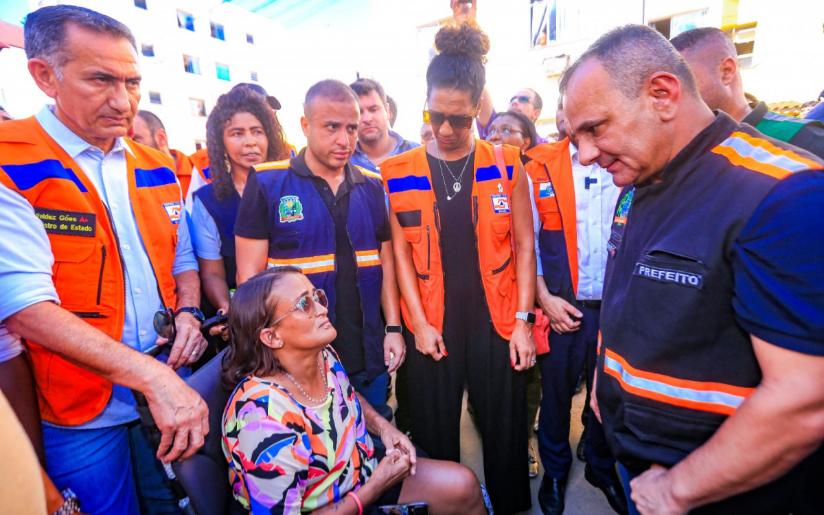 Prefeito Waguinho conversa com uma moradora do condomínio Babi