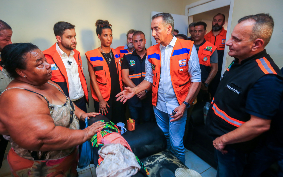 Prefeito Waguinho e a comitiva do Governo Federal visitaram o apartamento da dona de casa Nilzimar Ferreira