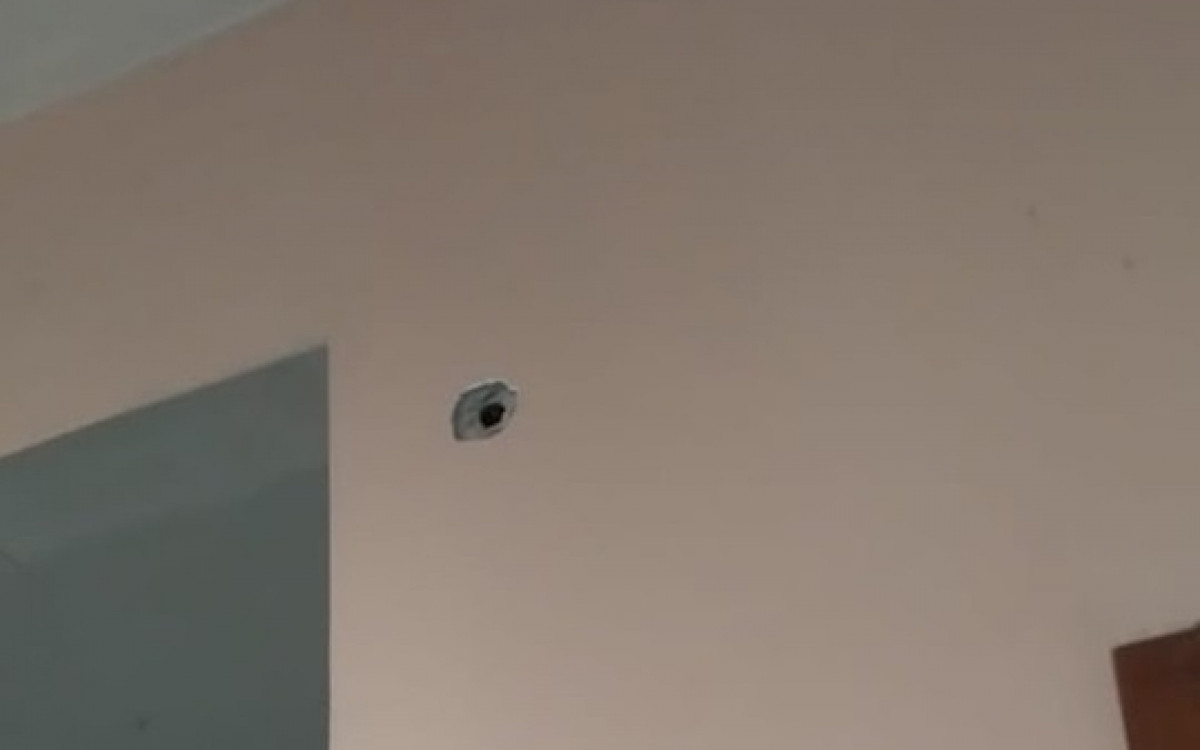 Moradora do Jacarezinho teve casa atingida durante tiroteio na manhã desta terça-feira