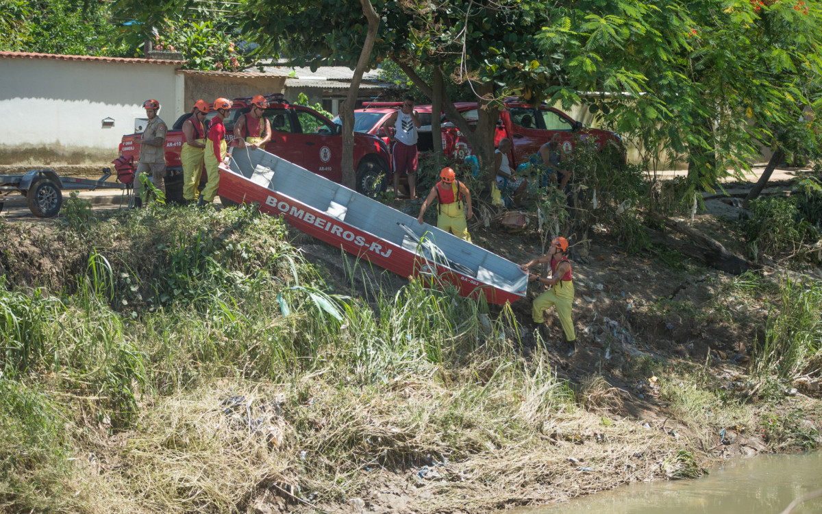 Bombeiros realizam buscas por Elaine Gomes pelo oitavo dia seguido; mulher desapareceu no Rio Botas, em Belford Roxo, onde o trabalho se concentrou durante a &uacute;ltima semana