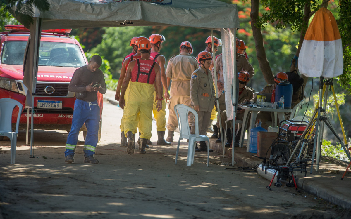 Terceiro dia de buscas no Rio Botas, nesta Terça-feira (16).